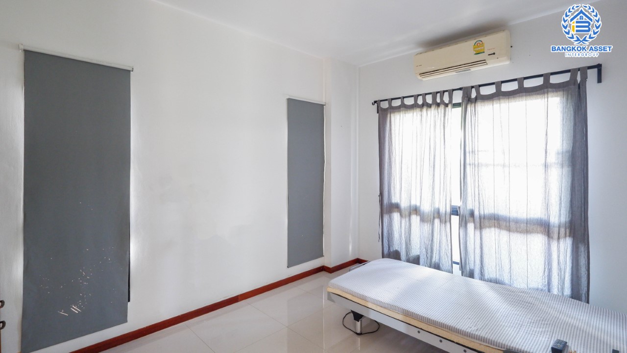 ******บ้านมือสอง ม.กฤษดานคร39 ปิ่นเกล้า เนื้อที่ 63.3 ตร.ว. บ้านเดี่ยวหลังมุม พร้อมฟังก์ชัน 4 ห้องนอน 4 ห้องน้ำ จอดรถได้ 1 คัน บนทำเลเชื่อมต่อเมืองอย่างรวดเร็ว ใกล้ทางคู่ขนานลอยฟ้าบรมราชชนนี ทางด่วน "ศรีรัช" ม.มหิดล และเซ็นทรัลปิ่นเกล้า